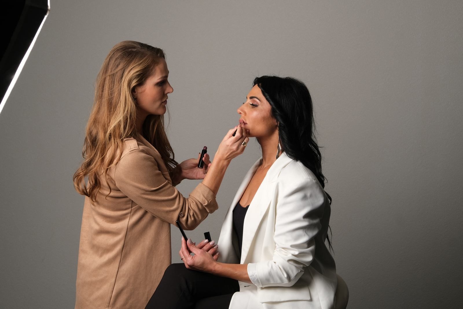 Esther brengt make-up aan tijdens een fotoshoot