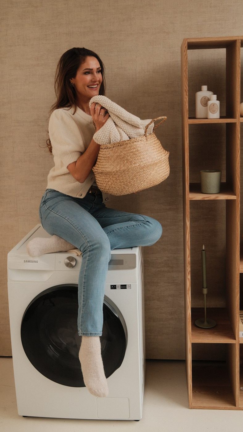 Esther in een lifestyle shoot bij de wasmachine