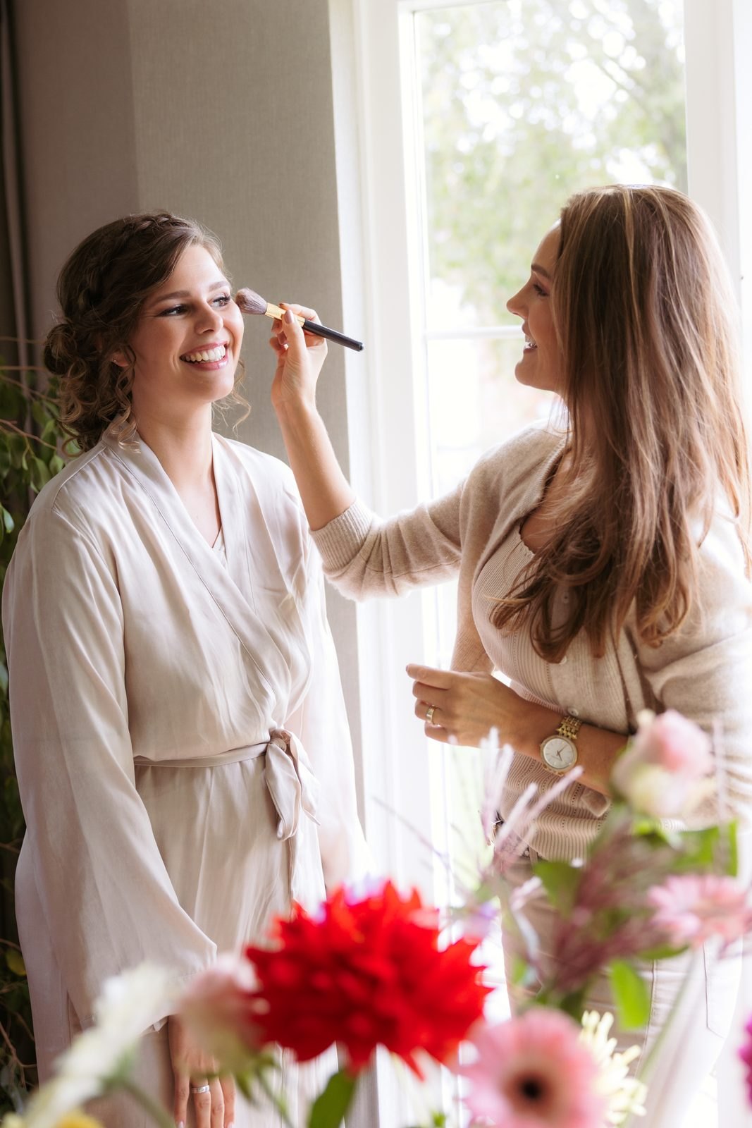 Esther werkt de bruidsmake-up bij tijdens een bruiloft